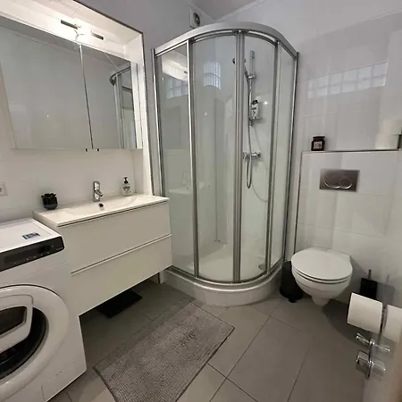 Rooftop 1 Bed Sleeps 4 شقة