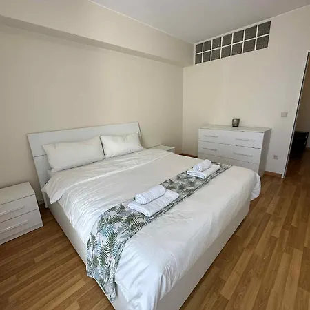 Rooftop 1 Bed Sleeps 4 *