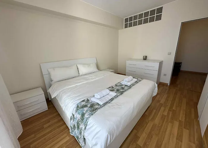 Rooftop 1 Bed Sleeps 4 *